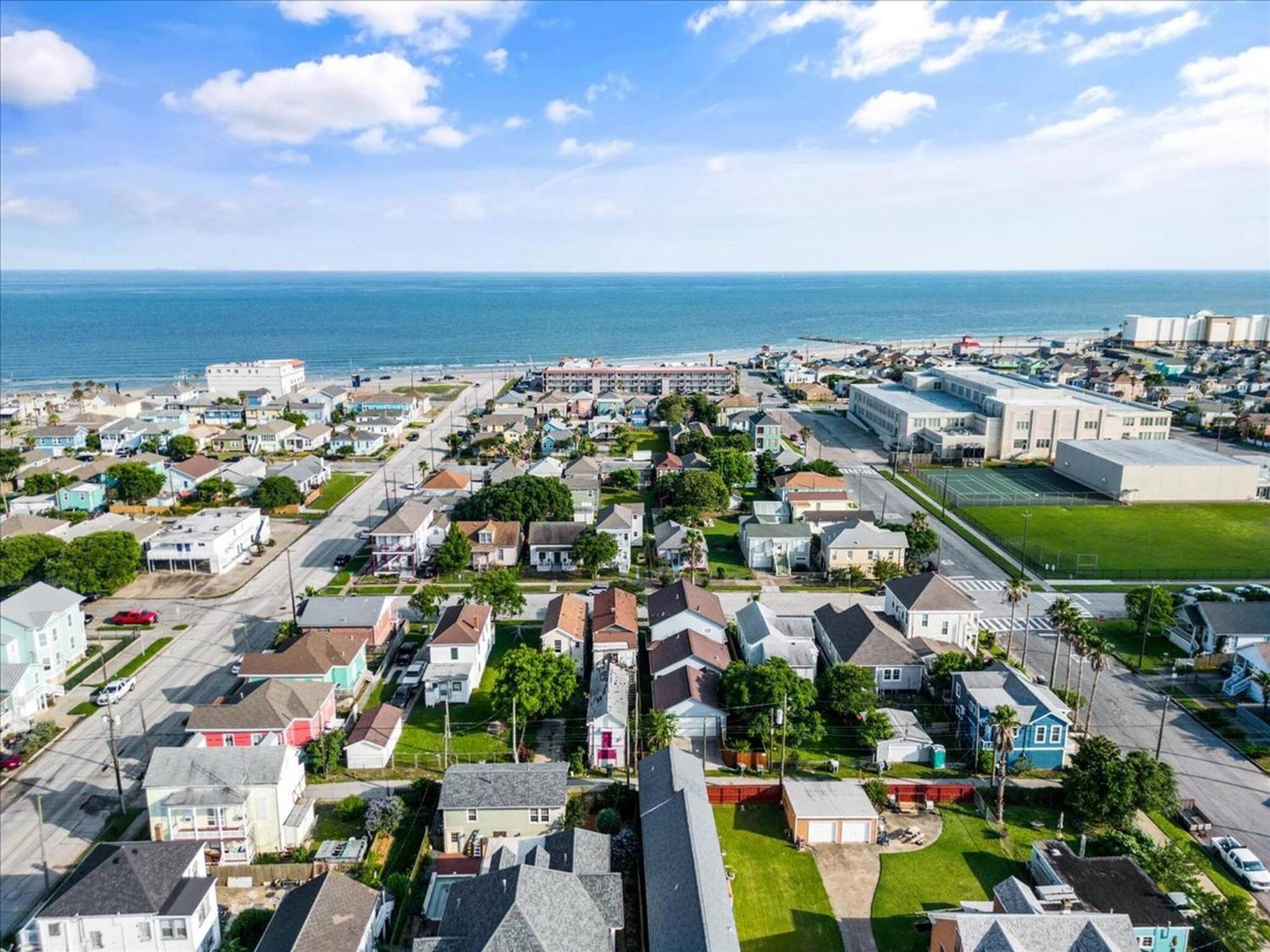 4 Blocks Fr Beach, Location, Pet Friendly!