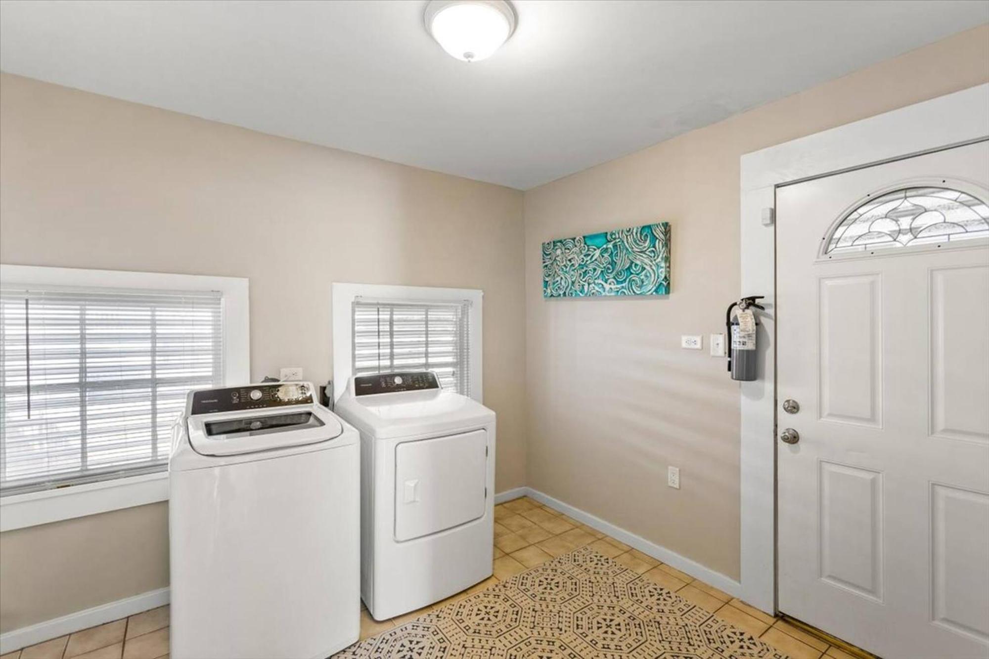 Holiday home 4 Blocks Fr Beach, Location, Pet Friendly!