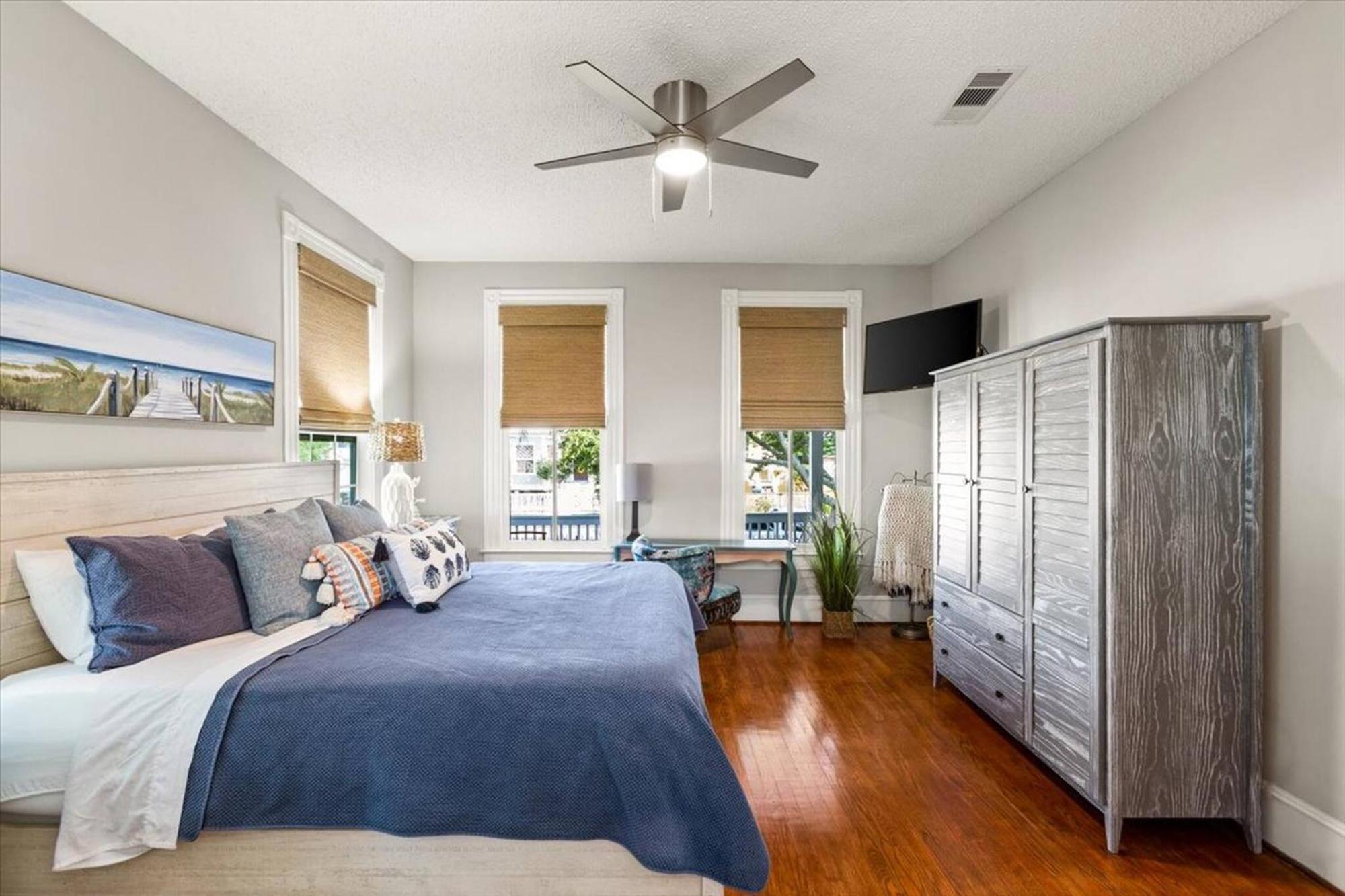 4 Blocks Fr Beach, Location, Pet Friendly! Holiday home *