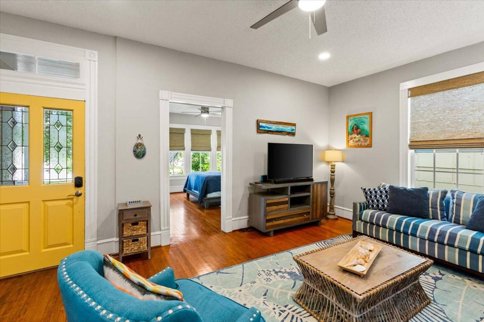 Holiday home 4 Blocks Fr Beach, Location, Pet Friendly!