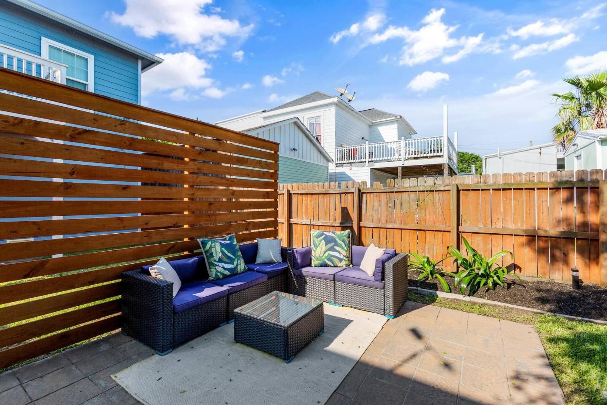 4 Blocks Fr Beach, Location, Pet Friendly!
