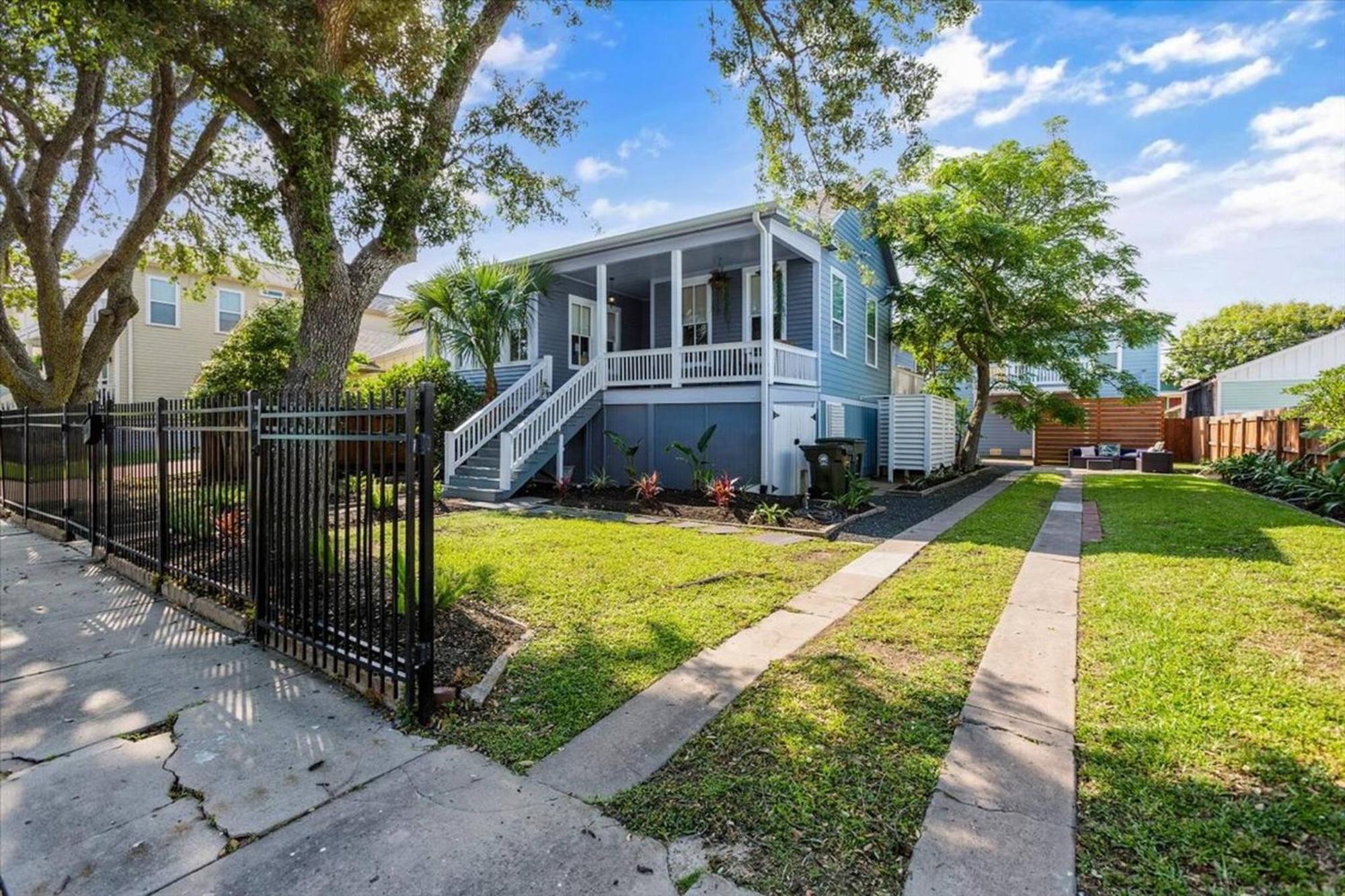 Holiday home 4 Blocks Fr Beach, Location, Pet Friendly!