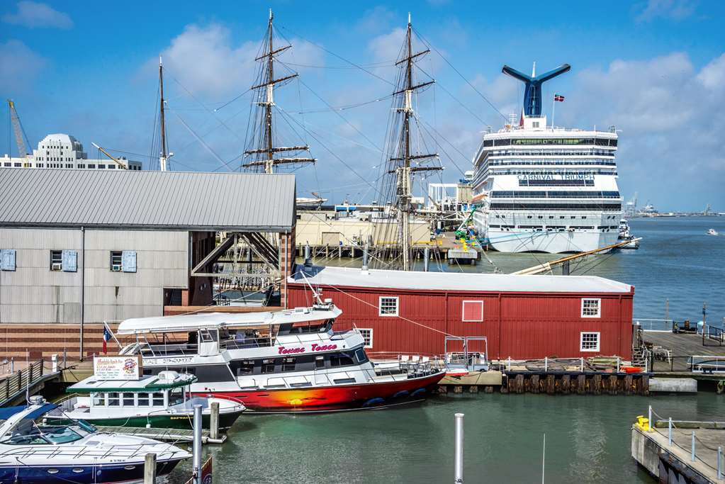Harbor House And Marina At Pier 21 Galveston