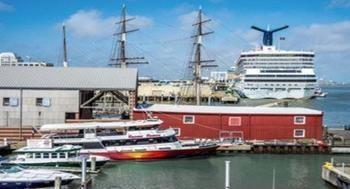 Harbor House And Marina At Pier 21 3*