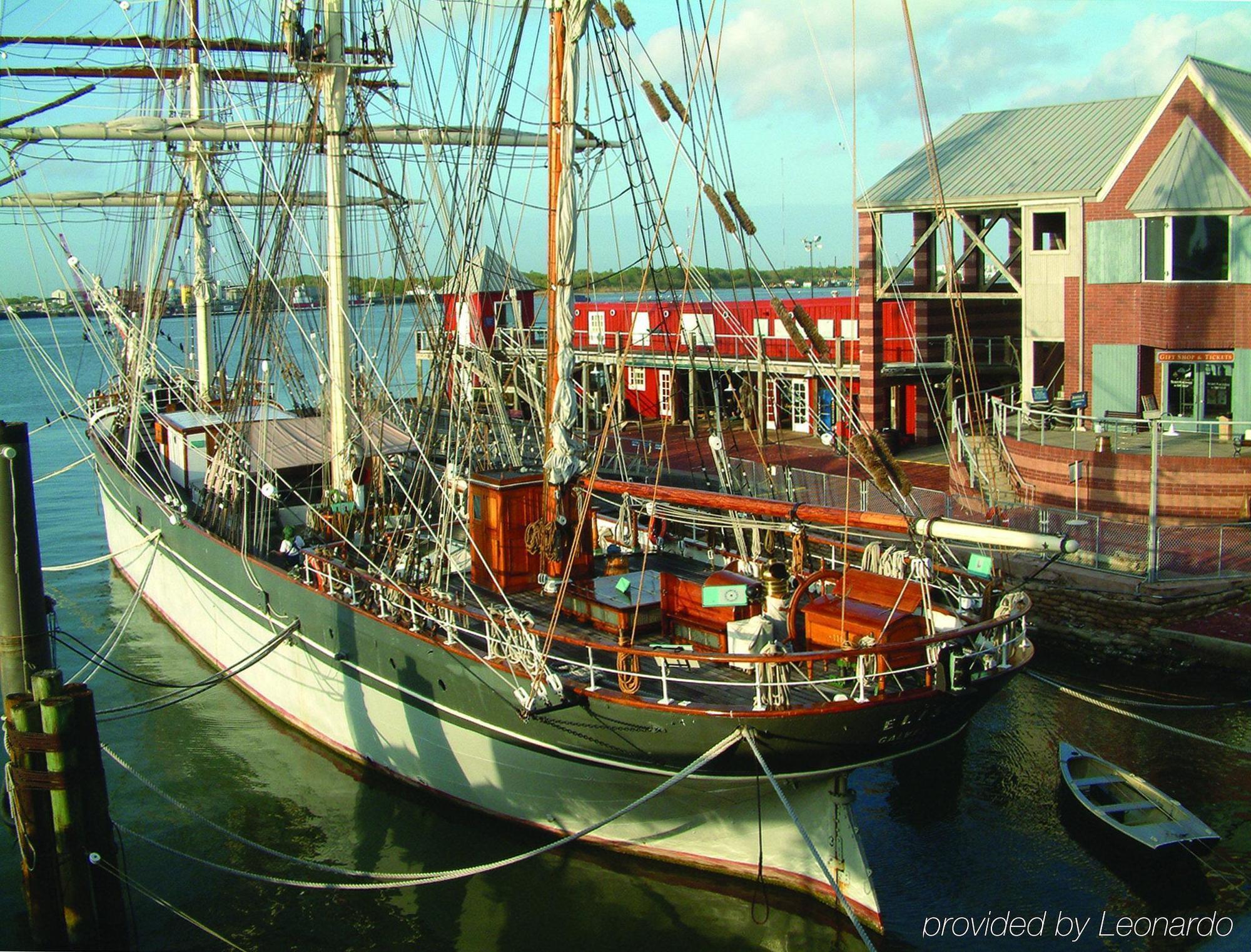 Harbor House And Marina At Pier 21 3*