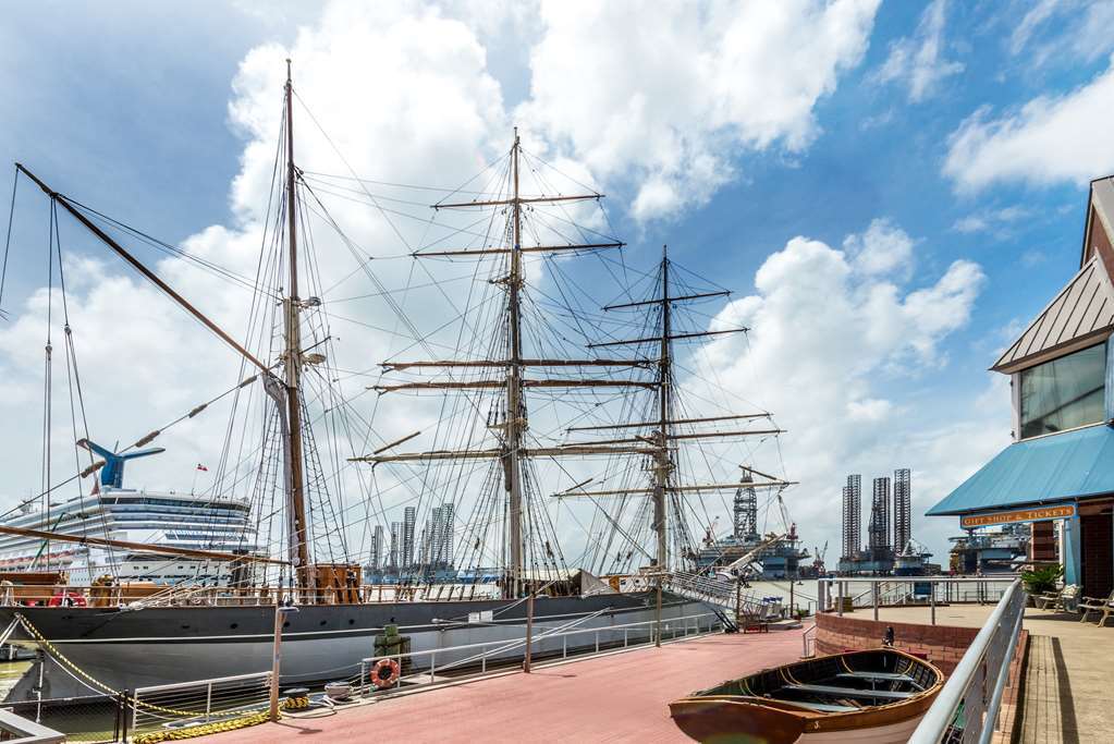 Harbor House And Marina At Pier 21 3*