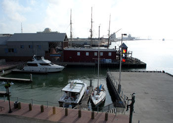 Motel Harbor House And Marina At Pier 21 3*