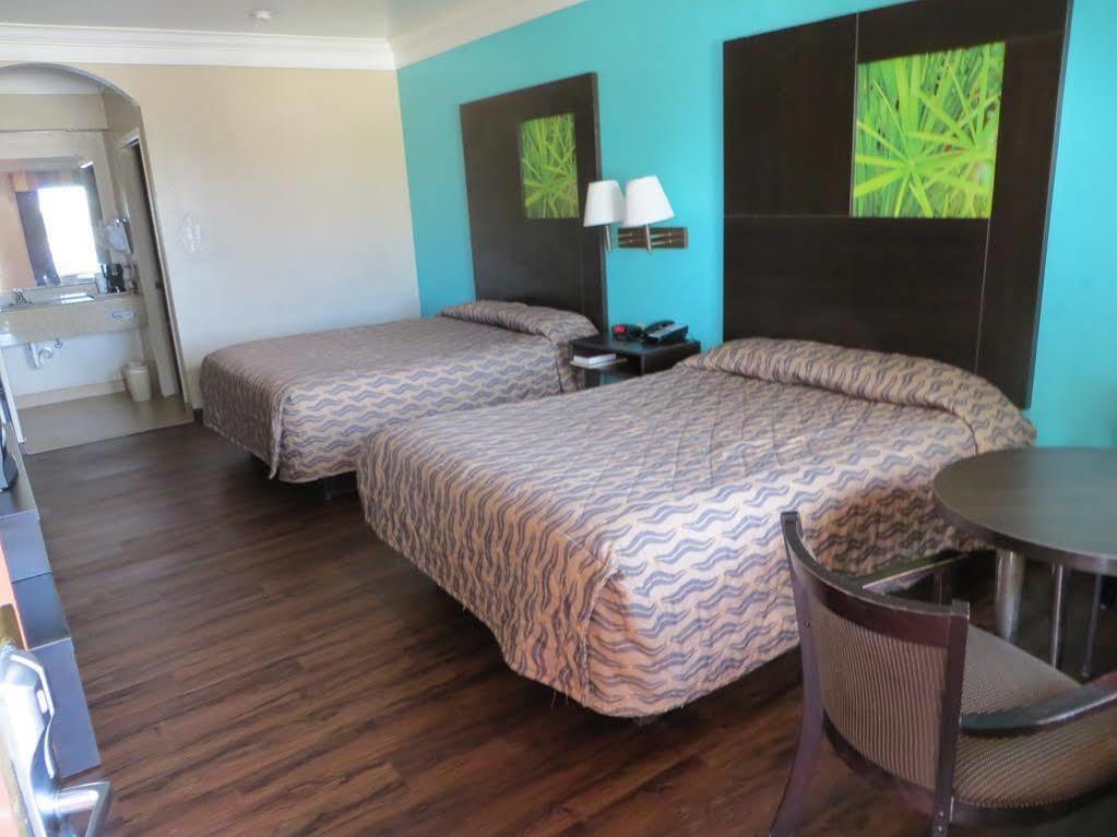 Super 8 By Wyndham Hotel 2*