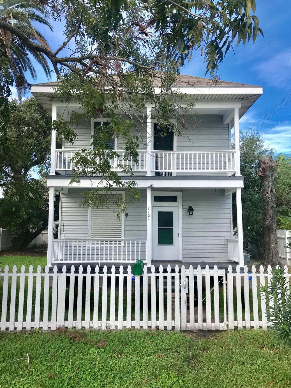 Beautiful Two-story In Central Galveston, Short Walk To Beach, Near Downtown! | Seas The Breeze *