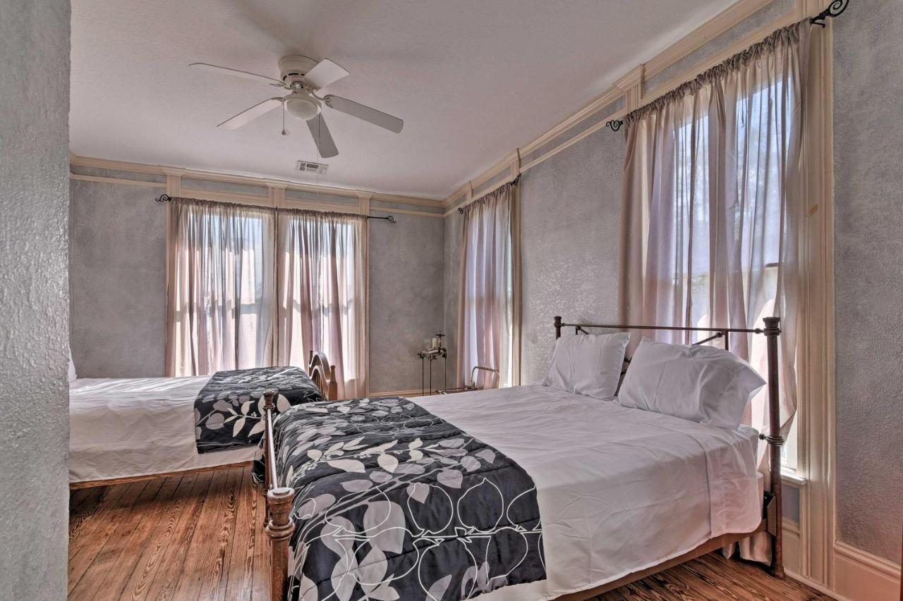 Holiday home Group-friendly 1 Mi To Beach!